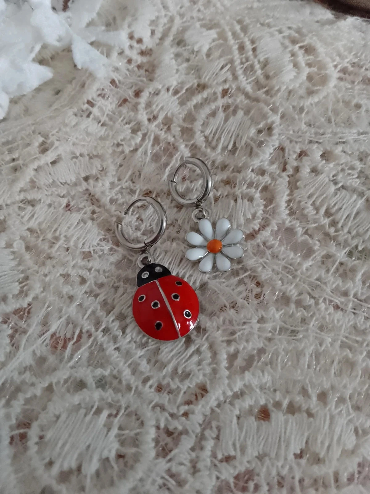 Boucles d'oreilles bohèmes asymétriques fleur et coccinelle